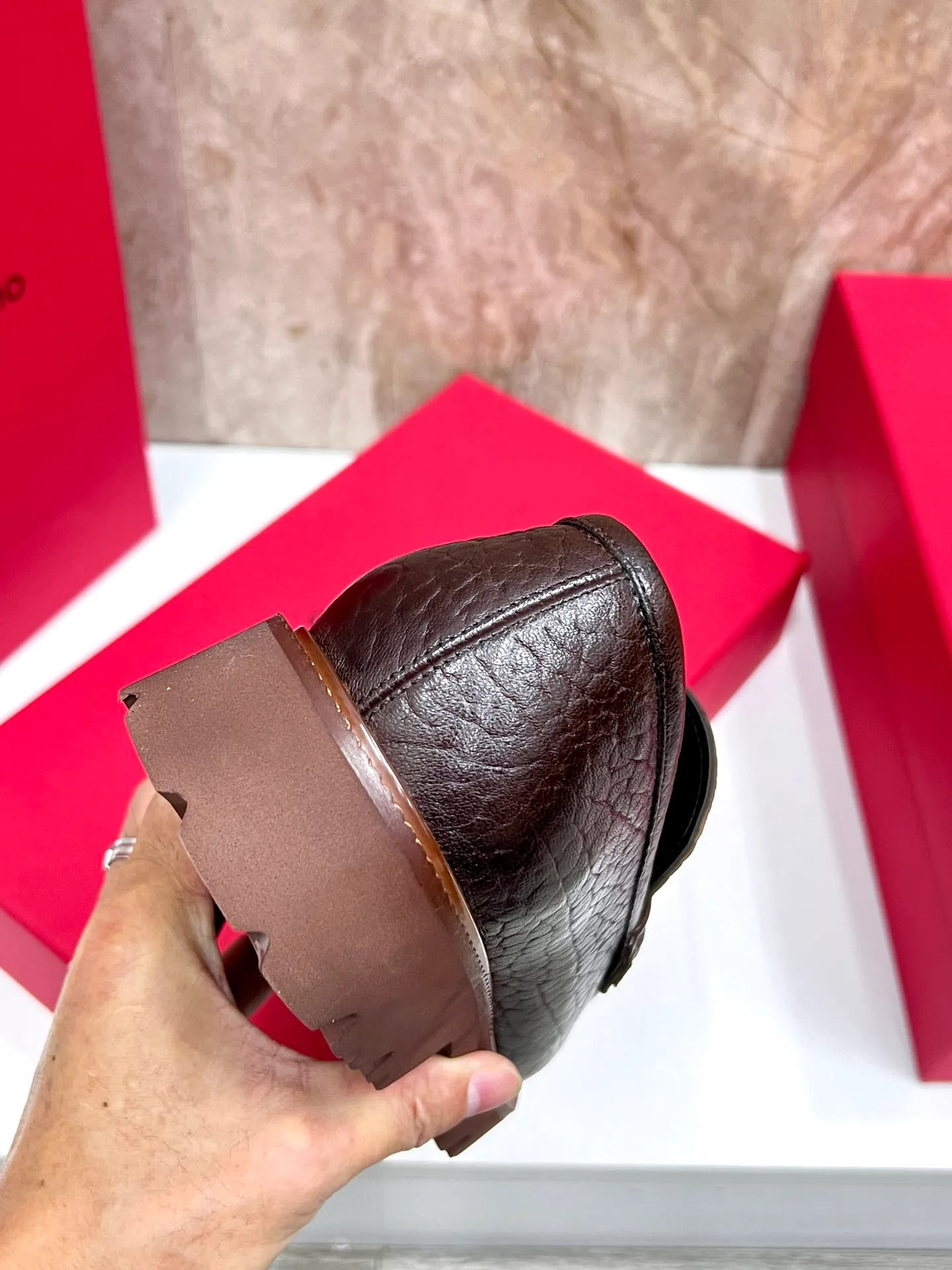 Original quality P580 Brand: Ferragamo Standard size: Men's size 38/44 (45.46 can be customized) Grade: Same style as the official website High-quality men's shoes Material: Customized first-layer calfskin with water-dyed cowhide lining Cowhide tiptoe Original non-slip and wear-resistant rubber outsole Style category: Men's formal business leather shoes are young and fashionable European and American trends British style Casual matching and comfortable feet Color: actual picture
